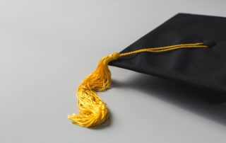 Gorra de graduación con borla dorada