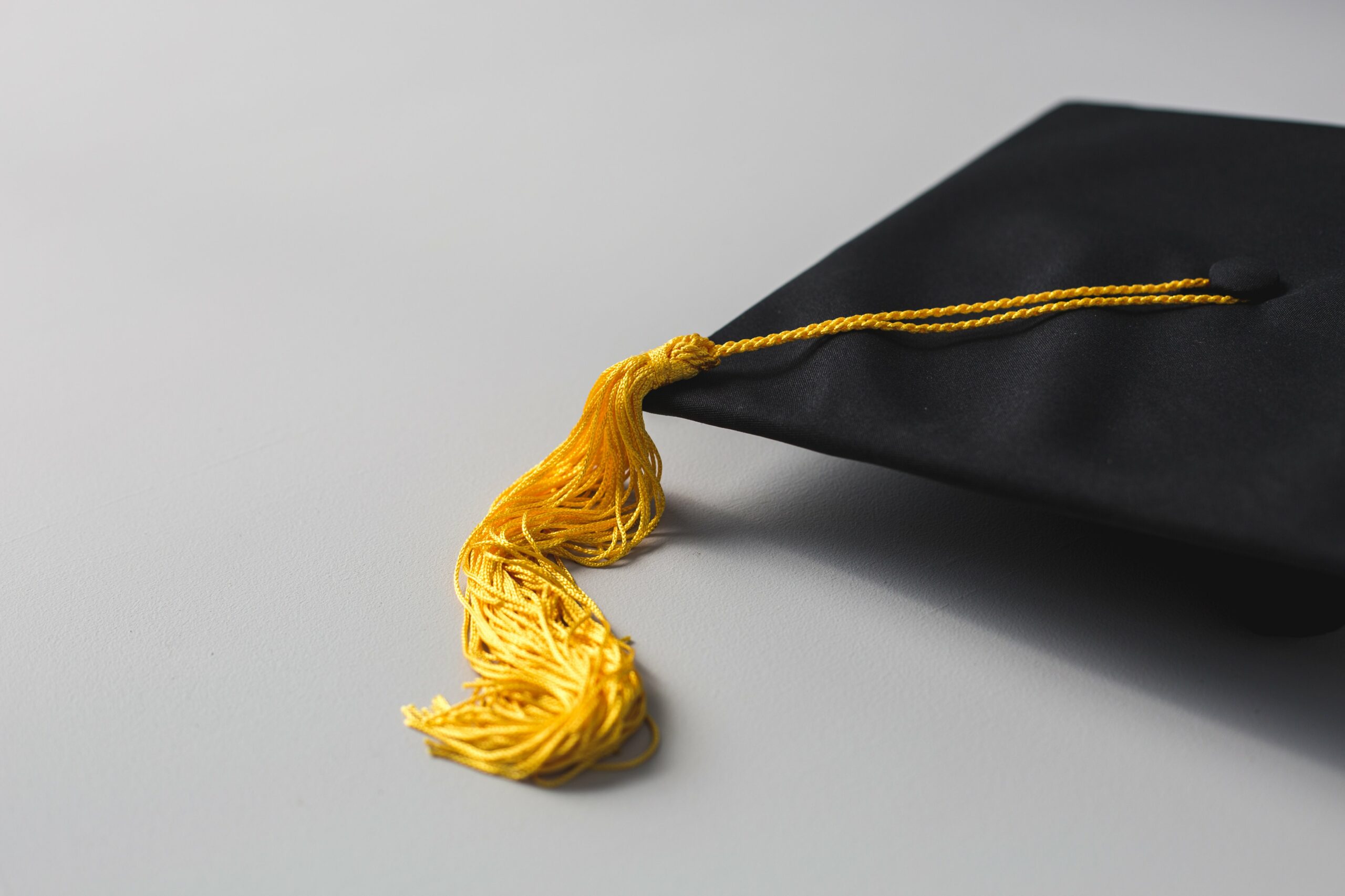 Gorra de graduación con borla dorada